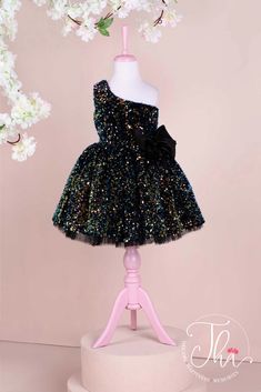 #babygirlmodel #babywear #traditionalbabyclothes Tulle Layered Skirt, Toddler Girl Christmas Dresses, Girls Gold Dress, Bday Dress, Purple Flower Girl Dress, Girl Green Dress, Wrapping Inspiration, Abc Cards