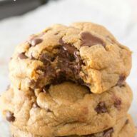 Keto Chocolate Chip Cookies (the BEST low carb cookies!) Carbs Meals, Flourless Chocolate Chip Cookies, Low Carb Chocolate Chip Cookies, Paleo Bars, Calorie Snacks, Butter Crunch, Flourless Cookies, Healthy Cookie