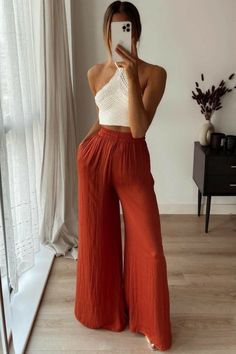 #summerfashion2020 #summeroutfits #summeroutfit #summerstyle #summertrends #vacationwear #summerwardrobe #springfashion #resortfashion #holidayoutfit #summerfashion Loose Trousers Women, Look Boho Chic, Mode Hippie, Estilo Hippie, Chique Outfits, Elegante Casual, Flowy Pants, Work Outfits Women, Summer Fashion Outfits