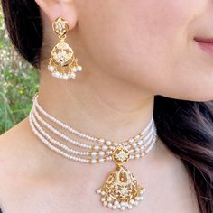 layered pearl necklace Moti Choker Necklace Gold, Hyderabadi Jewelry Choker, Pearls And Gold Necklace, Moti Necklace Design, Hyderabadi Jewelry Pearl, Pearl Gold Necklace Indian, Gold Pearl Jewelry Necklace, Gold Set Designs, Gold Sets Jewelry Indian Design