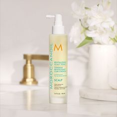 DESCRIPCIÓN Moroccanoil está formulado para reducir la aparición de la caída del cabello y hacer que se vea más grueso y denso. Este tratamiento sin enjuague de rápida absorción revitaliza el cabello y vigoriza el cuero cabelludo, al tiempo que nutre, alivia las molestias y brinda una sensación calmante. Esta fórmula liviana rellena visiblemente las raíces con el tiempo, ayudando a mejorar la densidad y fuerza del cabello en apenas 90 días. Ayuda a reducir el quiebre y la caída, al tiempo que equilibra e hidrata el cuerocabelludo, formando la base ideal para que crezca un cabello saludable. CONOCE LA COLECCIÓN COMPLETA INSTRUCCIONES Dividir el cabello en secciones. Rociar directamente sobre el cuero cabelludo, masajear con delicadeza y peinar como de costumbre. Usar a diario sobre cabello Luxury Hair Care, Argan Oil Benefits, Moroccan Oil Hair, Argan Oil Hair, Body Care Products, Healthy Scalp, Scalp Care, Hair Scalp, Luxury Hair