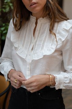 Spring Blouse Outfit, Mode Kimono, Blouse Casual Fashion, Look Retro, Trendy Fashion Tops, Elegante Casual, Looks Chic, Blouse Outfit, Fashion Mistakes