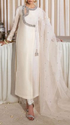 Plain Suit Designs Indian Style Latest, Plain Suit Designs Indian, Suit Designs Indian Style, Hussain Rehar, Fancy Clothes, Luxury Pret, Lehenga Designs Simple, Latest Bridal Dresses, Trendy Shirt Designs