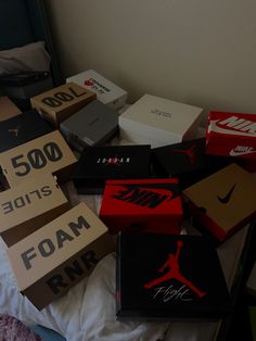 Nike Boxes, Shoe Boxes Aesthetic, Nike Shoe Boxes, Sneakers In Box, Sneaker Reselling, Footlocker Aesthetic, Sneaker Collection Aesthetic, Shoes Boxes, Sneaker Head Aesthetic