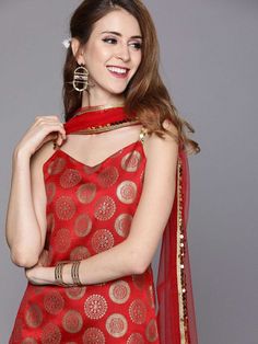 Red and gold-toned woven design kurta with trousers and dupatta. Red and gold-toned straight calf length kurta, has a V-neck, sleeveless, side slits. Red and gold-toned solid trousers have a partially elasticated waistband, slip-on closure. Red solid dupatta has a taping border. Kurta Fabric: Silk-Blend, Bottom Fabric: Cotton Blend, Dupatta Fabric: Net Wash Care Instructions: Dry-clean Sizes: To Fit Bust (in inches): XS(32), S(34), M(36), L(38), XL(40), 2XL(42) Occasion: Party, Festive, Wedding Red Indian Dress, Sleeveless Kurti, Red Kurti, Party Wear Kurta, Design Kurta, Red Indian, Silk Kurti, Kurti Set, Party Kleidung