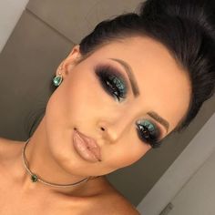 Turquoise Smokey Eye, Teal Glam Makeup, Trendy Eye Makeup Looks 2023, Emerald Green Smokey Eye Makeup, Teal Smokey Eye, Make Up Yeux Vert, Emerald Green Make Up, Green Make Up Ideas, Smokey Eye With Green