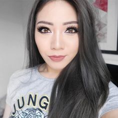 "Charcoal hair" é tendência para as morenas: confira os detalhes da trend que dá reflexos acinzentados ao cabelo escuro Korea Hair Color, Black And Silver Hair, Ash Brown Hair Color, Grey White Hair, Ash Hair