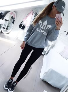 23 Cute Sporty Outfits to Try in Winter | Latest Outfit Ideas Sporty Winter Outfits, Cute Sporty Outfits, Look Adidas, Outfits Cold, Adidas Shoes Women, Hoodie Style, Neue Outfits, Legging Outfits, Adidas Outfit