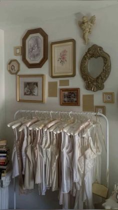 ✩₊˚.⋆☾⋆⁺₊✧ Pink Vintage Room, Romantic Vintage Bedroom Ideas, Rae Core, French Country Room, Coquette Photoshoot, Photoshoot Room, Dark Feminine Bedroom, Bedroom Looks, Room 2023