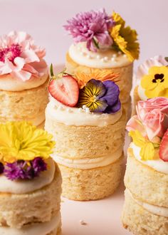 there are many small cakes with flowers on them