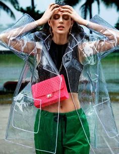 plástico-transparente-holográfico-hit-da-temporada (4) Clear Raincoat, Transparent Raincoat, Raincoat Outfit, Blue Raincoat, Moda Instagram, Plastic Raincoat, Plastic Clothes, Raincoat Jacket, Coat Street Style