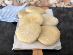 some bread is sitting on top of a paper towel