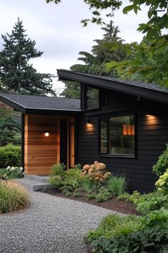 House exteriors with black windows cedar trim rustic charm meets contemporary elegance in farmhouse design Modern Dark House Exterior, Black And Brown House Exterior, Greige House Exteriors, Black Ranch House Exterior, Black Roof House Exterior, Black Roof House, Modern Black House Exterior, Dark Grey Siding, Black House Design