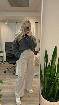 Cargo Outfits Women, Beige Pants Outfit, Slacks Outfit, Winter Pants Outfit, Cargo Pants Outfit, Italy Outfits, Everyday Fashion Outfits, Casual Day Outfits, Looks Street Style