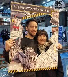 a man and woman standing next to each other in front of a sign that says arquiteto fran gallery