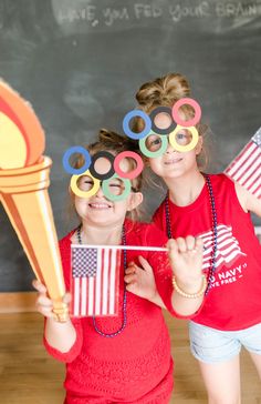 How to make Olympic ring glasses! Scratches On Glasses, Summer Olympics Crafts, Olympic Party Decorations, Olympic Ring, Pta Events, Olympic Idea