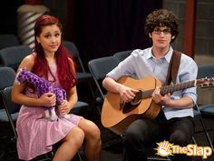 Robbie sang Cat a special song he wrote to cheer her up! (Mr. Purples came to the performance because giraffes also cheer Cat up.) Jade Y Beck, Robbie Victorious, Victorious Cat, Ariana Grande Cat, Hollywood Arts, Icarly And Victorious, Victorious Cast, Frankie Grande