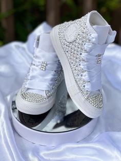 Custom Converse with Pearls and rhinestones. Custom Bling Chuck Taylor All Star Lift Platform. All designs handmade and embellished with a variety of high-quality crystals. Great for Quince's, weddings, proms, homecomings, birthdays, special events or just your everyday girly girl. If you have specific questions (size, inspo pics, colors, laces, etc) for your order please inbox me all requests BEFORE making your purchase. Additional requests after purchase is made may delay your shipping time. C Bridesmaid Converse, Bride Sneakers, Bling Wedding Shoes, Bedazzled Shoes Diy, Bridal Converse, Converse Platform, Converse Wedding Shoes, Bedazzled Shoes, Custom Wedding Shoes