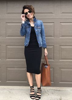 Chica usando un vestido negro y chaqueta de mezclilla Black Dress And Jean Jacket, Dress And Jean Jacket, Mode Over 50, What Shoes To Wear, Rok Outfit, Mode Tips, Dress With Jean Jacket, Brown Bag, Black Maxi