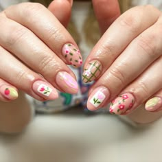 Cottage Core Nails Simple, Flower Bouquet Nails, Cottagecore Nail Art, Garden Nails Design, Wild Flower Nails, Cottage Core Nails, Tulip Nail Art, Cottagecore Nails, Quilted Nails