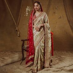 Traditional Indian Bridal Saree with Dupatta Bridal Saree With Dupatta, Saree With Dupatta, Red Saree Wedding, Golden Saree, Dupatta Style, Indian Wedding Bride, Bridal Dupatta, Indian Bridal Sarees, Desi Wedding Dresses