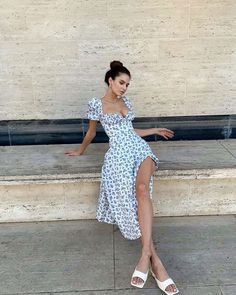 Sophisticated Outfits Summer, Dresses For Brunettes, Pose Fotografi, Europe Outfits, Italy Outfits, Paris Outfits, Italy Fashion, Italian Outfits, Bagan