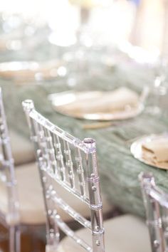 there are many chairs that have been set up for a formal dinner or wedding reception