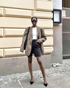 How To Style Bermuda Shorts, Style Bermuda Shorts, Cycling Shorts Outfit, Bermuda Shorts Outfit, Weird Fashion Trending, Denim Shorts Outfit, Scandinavian Fashion, Moda Paris, Weird Fashion