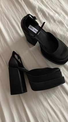 Chunky Heels Outfit, Platform Heels Outfit, Black Heels Prom, Versace Heels, Fashion Shoes Heels, Shoes Heels Classy, Cute Shoes Heels, Black Chunky Heels