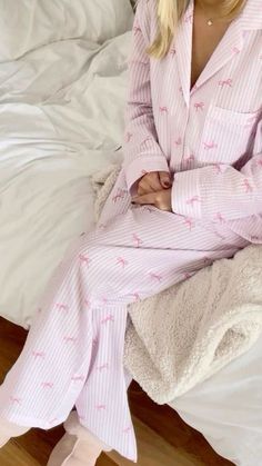 amazon loungewear finds Sleep Wear Aesthetic, Luxe Pajamas, Pjs Aesthetic, Vintage Pjs, Amazon Loungewear, Pajamas Aesthetic, Girl Bed, Bows Coquette, Blanket Cute