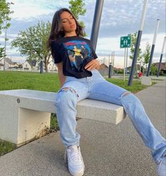 Jeans With Air Force Ones, Streetwear Style Girl, Air Forces Outfits, Outfits With Air Force Ones Fashion, Outfits With Air Forces, Air Force Outfits, Air Force 1 Outfits, Af1 Outfit, Loose Fitting Jeans