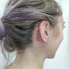 Tatuaggio dietro l'orecchio di un rametto con foglie Back Ear Tattoo, Bird Silhouette Tattoos, Grey Ink Tattoos, Behind Ear Tattoos, Ear Tattoos, Silhouette Tattoos, Disney Tattoo, E Tattoo, Diy Tattoo