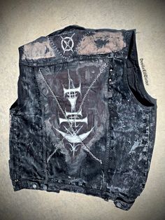 Rocker Style Fitted Vest For Streetwear, Edgy Fitted Denim Vest For Streetwear, Distressed Punk Denim Vest For Streetwear, Distressed Grunge Denim Vest For Streetwear, Distressed Denim Vest For Streetwear In Grunge Style, Alternative Fashion Diy