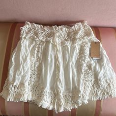 Nwt Size M Hippie Style Skirt For Spring, Hippie Beach Shorts For Spring, Bohemian Shorts For Spring Vacation, Flowy Beige Bottoms For Beach, White Hippie Bottoms For Summer, Bohemian Cotton Mini Skirt For Day Out, White Bohemian Shorts For Spring, Summer Cotton Mini Skirt For Vacation, White Bohemian Shorts With Elastic Waistband