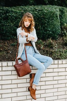 Comfy Jeans Outfit, Brown Turtleneck, Ideas Haircut, Outfit Blazer, Turtleneck Outfit, Brown Purse, Fall Jeans, Blazer Outfit, Winter Jeans