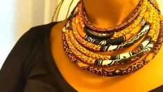 This is a guide to making an African fabric rope necklace. Learn how to make your own fabric necklace with this easy step-by-step tutorial. Fabric Necklace Diy, Chunky Statement Necklace, African Necklace, Necklace Collar, Ankara Print