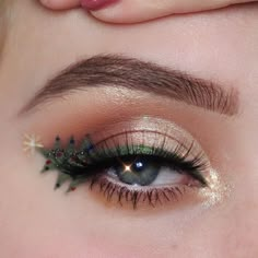 Christmas Tree Eye Makeup, Christmas Tree Makeup Look, Christmas Tree Eyeliner, Senior Makeup, Tree Makeup