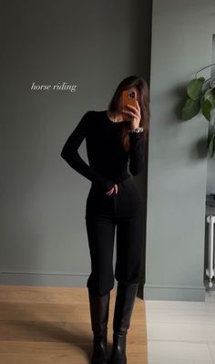 Leggings And Boots Outfit, Emmy Red Carpet, Emmys Red Carpet, The Emmys, Casual Day Outfits, Photo Outfit, All Black Outfit, Casual Winter Outfits, Professional Outfits