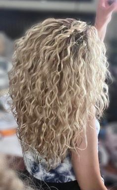 Cool Toned Blonde Curly Hair, Dye Curly Hair Ideas, Icy Blonde Curly Hair, Hydrate Curly Hair, Curly Blonde Hairstyles, Dye Curly Hair, Curly Hair Ideas, Hair Colour Ideas, Hair Colour Design