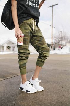 Outdoor Movie Outfit, Camo Outfit, Sporty Hoodie, Outfits Trending, Hoodie Ideas, Army Print, Camo Outfits, Hello Fashion, Camo Joggers