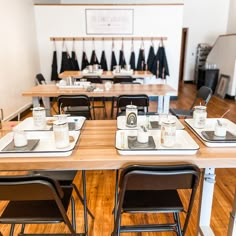 the tables are set up with black and white place mats on them, along with coffee mugs