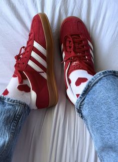 Adidas Red Shoes, Red Sambas, Red Adidas Shoes, Samba Outfit Ideas, Adidas Samba Outfits, Samba White, Samba Outfits, Platform Tennis Shoes, Jean Beige