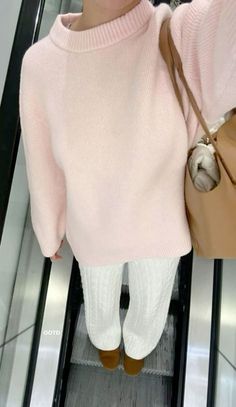 Pink Sweater Outfit, Look Legging, Mode Turban, European Summer Outfits, Skandinavian Fashion, Looks Party, Stockholm Fashion, Cute Everyday Outfits, Outfit Inspo Fall