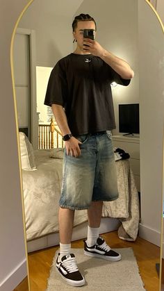 Outfits Ideas Men Summer, Vans Fashion Mens, Jorts Streetwear Outfit Men, Carpenter Shorts Outfit Men, Knu Skool Vans Outfit Jorts, Styling Jorts Men, Male Outfits Shorts, Cropped Outfit Men, Denim Shorts Women Outfit