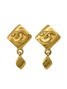 circa 1996 gold plated polished finish signature interlocking CC logo clip-on hooks These earrings come as a pair. Condition: GOOD. This previously owned and used item is in good condition with minimal signs of use. This may include fading of material or plating and scratches. Purchasing this item continues its narrative and reduces the environmental impact by avoiding the use of new resources needed to make the product from scratch, such as water, materials and electricity, and avoiding additional manufacturing impact. Learn more about what makes a product Conscious on our Conscious Criteria page Ysl Earrings, Vintage Saint Laurent, Saint Laurent Earrings, Ysl Jewelry, Shopping Chanel, Chanel 2, Pretty Jewelry, Iconic Bags, Demi Fine Jewelry