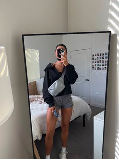 College Gym Outfit, Comfy Outfits Athletic, Summer Outfits Black Jean Shorts, Sporty Cool Outfits, Gray Scuba Hoodie Outfit, Athletic Everyday Outfits, College Athletic Outfits, Casual Everyday Outfits Summer, Spring Outfits Athleisure