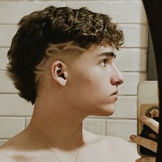 risquinho no cabelo Haircuts With Designs, Curly Hair Taper, Taper Fade Short Hair, Short Hair Designs, Mens Haircuts Short Hair, Undercut Long Hair, Men Haircut Curly Hair, Taper Fade Haircut