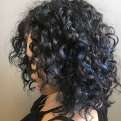 Curly hair haircut Blue Highlights Curly Hair, Dark Blue Curly Hair, Curly Hair Highlights Caramel, Blue Highlights In Brown Hair, Indigo Hair Color, Curly Hair Haircut, Blue Curly Hair, Indigo Hair, Red Hair Looks