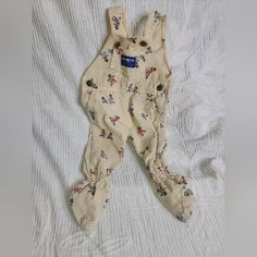 Vintage Oshkosh B'gosh Vestbak Footed Overalls. Excellent Vintage Condition. Cream Colored With Teddy Bears On Bicycles, Wagons, Skateboards, Scooters. Button Bottom Closures. 3-6 Months, Measurements Available Upon Request. Overalls Bear, Vtg Infant Socks, Vintage Baby Clothes 90s, Vintage Oshkosh Overalls, Oshkosh Overalls, Month Colors, 6 Months, Wagons, Skateboard