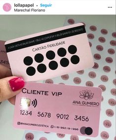 a person holding up a pink card with black dots on it and the words, cliente vip